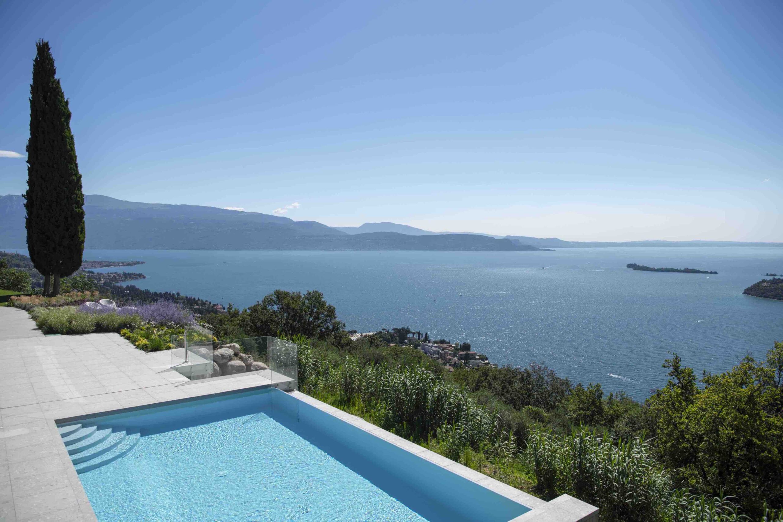 Villa con piscina vista mare